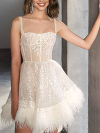 Elegantes Skaterkleid mit schimmernden Pailletten und feinen Trägern, ärmellos für Cocktailevents in Weiß