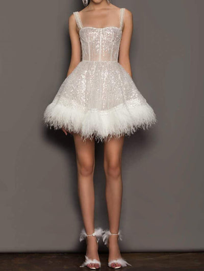 Elegantes Skaterkleid mit schimmernden Pailletten und feinen Trägern, ärmellos für Cocktailevents