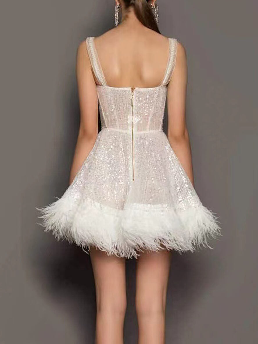 Elegantes Skaterkleid mit schimmernden Pailletten und feinen Trägern, ärmellos für Cocktailevents