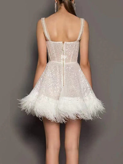 Elegantes Skaterkleid mit schimmernden Pailletten und feinen Trägern, ärmellos für Cocktailevents