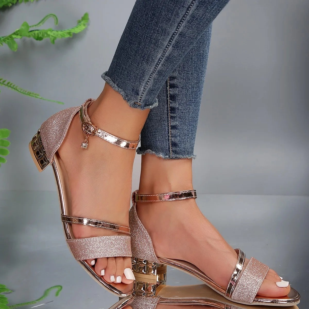 Ioanna- Damen Glitzer Sandalen mit Blockabsatz und Knöchelriemen