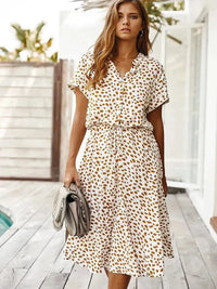 Gloria - Elegantes kurzärmliges Hemdblusenkleid mit Polka Dots und Kordelzug in der Taille in Beige