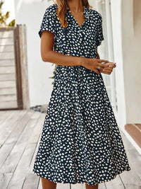 Gloria - Elegantes kurzärmliges Hemdblusenkleid mit Polka Dots und Kordelzug in der Taille in Marineblau