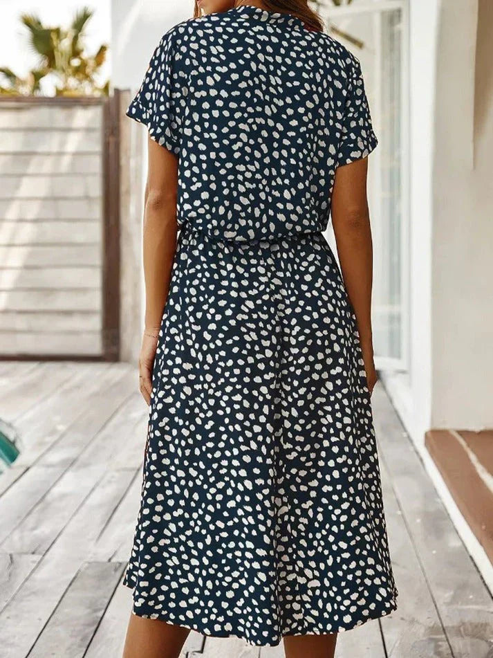 Gloria - Elegantes kurzärmliges Hemdblusenkleid mit Polka Dots und Kordelzug in der Taille