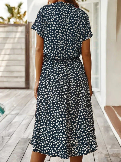 Gloria - Elegantes kurzärmliges Hemdblusenkleid mit Polka Dots und Kordelzug in der Taille