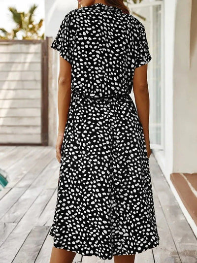 Gloria - Elegantes kurzärmliges Hemdblusenkleid mit Polka Dots und Kordelzug in der Taille