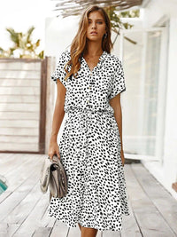 Gloria - Elegantes kurzärmliges Hemdblusenkleid mit Polka Dots und Kordelzug in der Taille in Weiß