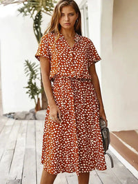Gloria - Elegantes kurzärmliges Hemdblusenkleid mit Polka Dots und Kordelzug in der Taille in Orange/Rot