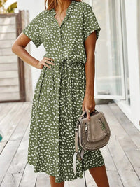 Gloria - Elegantes kurzärmliges Hemdblusenkleid mit Polka Dots und Kordelzug in der Taille in Grün