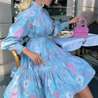 Liliana - Elegantes Stufenkleid mit Blumendruck für Damen | Langes Kleid mit Puffärmeln in Blau