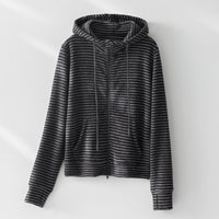 Damen Gestreifte Samt-Fleece Kapuzenjacke mit Reißverschluss und Kängurutaschen Nord Taschen in Schwarz-Weiß gestreiftes Oberteil