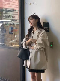 Damen Boxy-Kurzmantel mit hohem Stehkragen sichtbarer Knopfverschluss und seitlichen Eingrifftaschen Nord Taschen in Creme – Premium‑Serie
