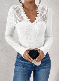 Damen nan figurbetontes Spitzen-Langarmshirt mit gezacktem V-Ausschnitt in Weiß