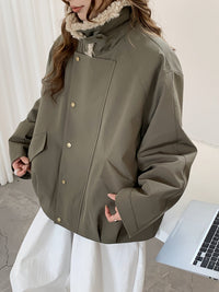 Damen Oversize-Utilityjacke mit hohem Teddykragen und Druckknopfleiste Nord Taschen in Grau‑Grün (90% weiße Entendaune)