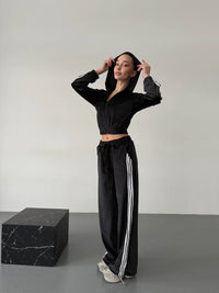 Damen Retro-Samt Trainingsanzug mit seitlichen Streifen, hochgeschnittener Bund und Reißverschluss Nord Taschen in Schwarz