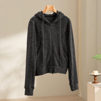 Damen Gestreifte Kapuzen-Zip-Strickjacke mit Eingrifftaschen und schmalem Rippbündchen Nord Taschen in Schwarz Gestreiftes Oberteil