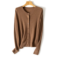 Damen Feinstrick-Cardigan mit Zopfmuster, Rundhalsausschnitt und Knopfleiste Nord Taschen in Dunkelkamel