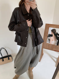 Damen Kurze Oversize-Lederjacke mit Taillenzug und Druckknopfleiste Nord Taschen in Kaffeebraun