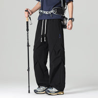 Herren Leichte Outdoor-Hose mit innovativem Schnitt in Schwarz