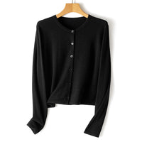 Damen leichte kurz geschnittene Feinstrick-Cardigan mit Rundhalsausschnitt und Knopfleiste Nord Taschen in Obsidienschwarz