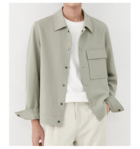 Herren Oversize-Utility-Jacke mit aufgesetzter Brusttasche und Druckknopfleiste Nord Taschen in Khakigrün