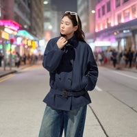 Damen Kurztrenchcoat mit taillierendem Gürtel und doppeltreiher Knopfleiste Nord Taschen in Marineblau