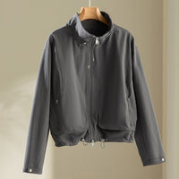 Damen Leichte Kurzjacke mit hohem Kragen, Tunnelzug und aufgesetzten Taschen Nord Taschen in Graues Oberteil