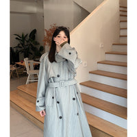 Damen Langer Nadelstreifen-Trenchcoat mit Bindegürtel Schulterpatten und ausgestelltem Saum Nord Taschen in Grau gestreift