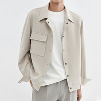 Herren Oversize-Utility-Jacke mit aufgesetzter Brusttasche und Druckknopfleiste Nord Taschen in Khaki-Beige