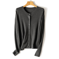 Damen Feinstrick-Cardigan mit Zopfmuster, Rundhalsausschnitt und Knopfleiste Nord Taschen in Dunkelmeliertgrau