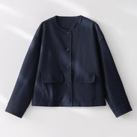 Damen Kurzjacke mit Rundhalsausschnitt, boxy Silhouette und aufgesetzten Pattentaschen Nord Taschen in Jeansblaues Oberteil