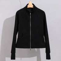 Damen Performance-Trainingsjacke mit Stehkragen und Daumenloch Nord Taschen in Schwarzes Oberteil