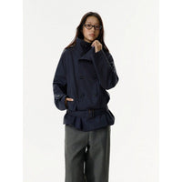 Damen Kurzjacke im Trenchstil mit doppeltreihiger Knopfleiste Taillengürtel und Stehkragen Nord Taschen in Marineblau