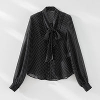 Damen Chiffon-Bluse mit Schleifenkragen, Pünktchenmuster und Biesen-Detail Nord Taschen in Schwarz gepunktet (Hemd)