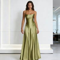 Damen Elegantes satin Abendkleid mit tailliertem Schnitt und schmalen Trägern in Grün