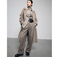 Damen Oversize Wollmantel im Clean‑Cut‑Design mit Reverskragen und verdeckter Knopfleiste Nord Taschen in Grau gestreift