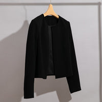 Damen Kragenloser Kurzblazer mit verdeckter Frontblende und leicht taillierter Silhouette Nord Taschen in Schwarz