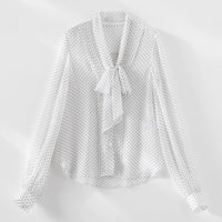Damen Luftige Polka‑Dot Schlaufenbluse mit Schleifenkragen, Plissée‑Vorderteil und Manschettenärmel Nord Taschen in Weiß gepunktetes Hemd