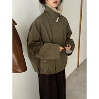 Damen Kurze Oversize-Bomberjacke mit Teddykragen und Druckknopfdetails Nord Taschen in Tabakgrün