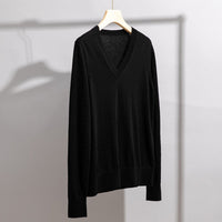 Herren Feiner V‑Ausschnitt-Pullover aus Merinomischung mit leichtem Strukturstrick Nord Taschen in Schwarzpflaume