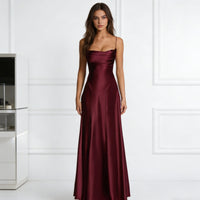 Damen Elegantes satin Abendkleid mit tailliertem Schnitt und schmalen Trägern in Weinrot