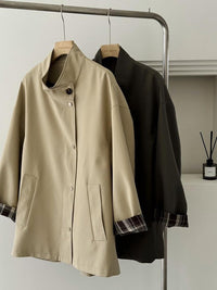 Damen Oversized Kurzmantel mit Stehkragen und kariertem Ärmelfutter Nord Taschen in Schwarz