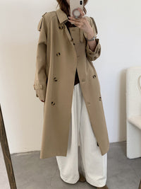 Damen langer doppelreihiger Trenchcoat mit Schulterklappen und Taillengürtel Nord Taschen in Hell-Khaki