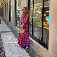 Trisha - Rückenfreies Maxikleid mit lebendigen Streifen in Rosa und Rot