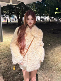 Damen Kurzmantel aus Teddyfleece mit Oversize‑Schnitt Stehkragen und Pattentaschen Nord Taschen in Gelb