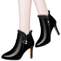 Damen Stiefeletten mit hohem Absatz – Elegante Ankle Boots in Lederoptik mit Schmuckdetail und Reißverschluss in Schwarze Stiefeletten