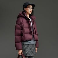 Damen Kurz geschnittene Boxy-Steppjacke mit voluminöser Kapuze und Kordelzug Nord Taschen in Dunkelrot