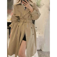 Damen Eleganter Midi-Trenchcoat mit Oversize-Schulterklappe, gerafften Ärmeln und taillierendem Bindegürtel Nord Taschen in Khaki