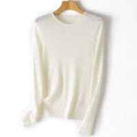 Damen Feiner Feinstrickpullover mit Rundhalsausschnitt und figurnaher Silhouette Nord Taschen in Perlenweiß