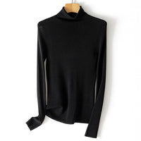 Damen Feiner Rollkragen-Feinstrickpullover mit schmaler Silhouette und elastischem Saum Nord Taschen in Obsidienschwarz